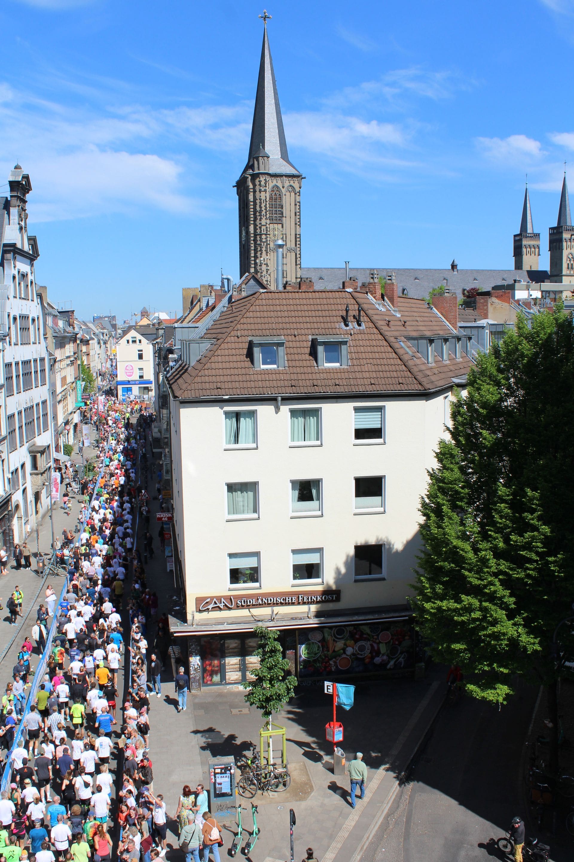 Läuferinnen und Läufer beim Dauerlauf durch die Kölner Südstadt, Severinskirche im Hintergrund