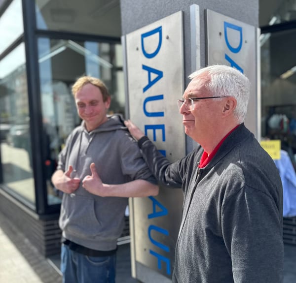 Georg und Dominik vor dem Dauerlauf-Laden in der Severinstraße